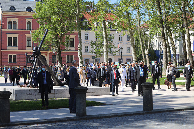 Predsednik Državnega sveta Alojz Kovšca se je 31. maja 2021, na Kongresnem trgu v Ljubljani, ob uradnem obisku predsednika Portugalske republike, Nj. eksc. gospoda dr. Marcela Rebela de Souse v Republiki Sloveniji, udeležil sprejema z vojaškimi častmi<br>(Avtor: Milan Skledar)