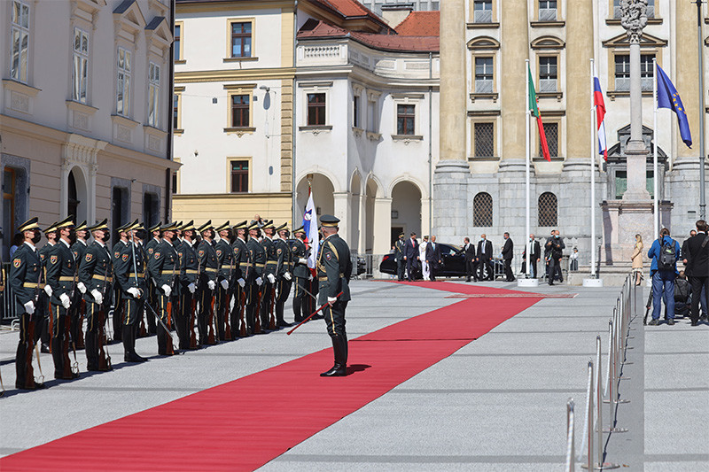 Predsednik Državnega sveta Alojz Kovšca se je 31. maja 2021, na Kongresnem trgu v Ljubljani, ob uradnem obisku predsednika Portugalske republike, Nj. eksc. gospoda dr. Marcela Rebela de Souse v Republiki Sloveniji, udeležil sprejema z vojaškimi častmi<br>(Avtor: Milan Skledar)