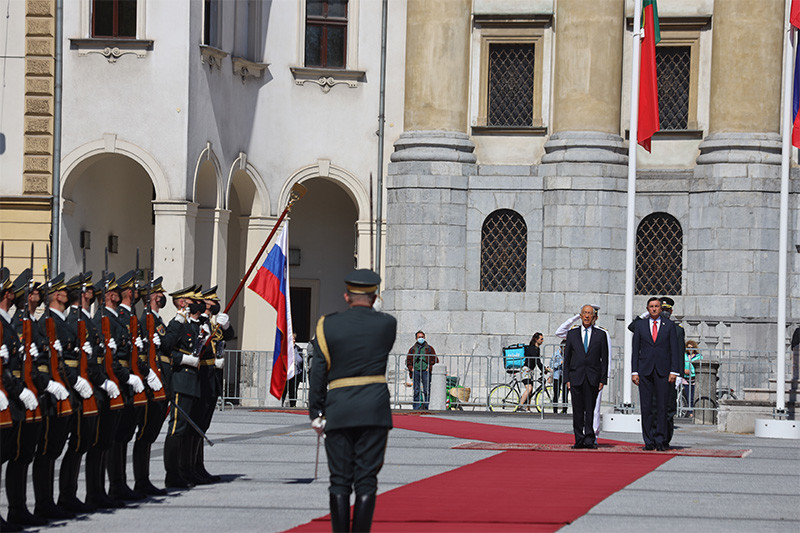 Predsednik Državnega sveta Alojz Kovšca se je 31. maja 2021, na Kongresnem trgu v Ljubljani, ob uradnem obisku predsednika Portugalske republike, Nj. eksc. gospoda dr. Marcela Rebela de Souse v Republiki Sloveniji, udeležil sprejema z vojaškimi častmi<br>(Avtor: Milan Skledar)