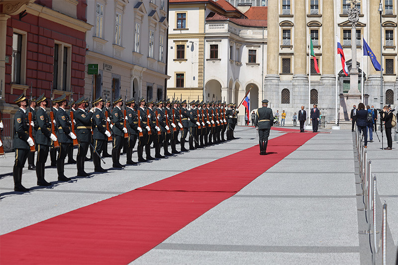 Predsednik Državnega sveta Alojz Kovšca se je 31. maja 2021, na Kongresnem trgu v Ljubljani, ob uradnem obisku predsednika Portugalske republike, Nj. eksc. gospoda dr. Marcela Rebela de Souse v Republiki Sloveniji, udeležil sprejema z vojaškimi častmi<br>(Avtor: Milan Skledar)