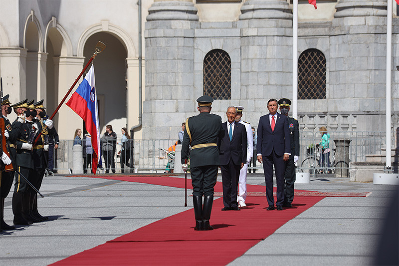 Predsednik Državnega sveta Alojz Kovšca se je 31. maja 2021, na Kongresnem trgu v Ljubljani, ob uradnem obisku predsednika Portugalske republike, Nj. eksc. gospoda dr. Marcela Rebela de Souse v Republiki Sloveniji, udeležil sprejema z vojaškimi častmi<br>(Avtor: Milan Skledar)