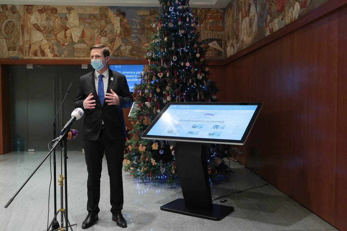 Igor Zorčič, predsednik Državnega zbora na otvoritvi interaktivnega zaslona o najpomembnejših dogodkih na osamosvojitveni poti RS, 30-obletnica plebiscita<br>(Avtor: Matija Sušnik)