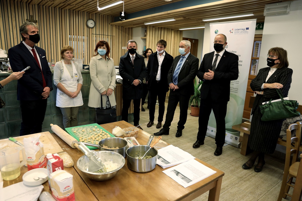 Delovni obisk delegacije DS na Slovenski vzorčni kmetiji v Porabju, kjer so imeli tečaj peke peciva<br>(Avtor: Milan Skledar)