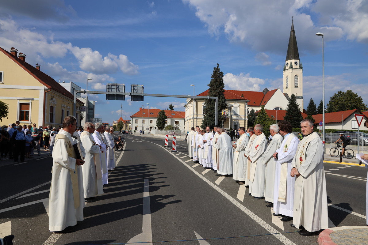 15. obletnica škofije Murska Sobota, 30. obletnica samostojnosti RS in 102. obletnica združitve Prekmurja z matično domovino<br>(Avtor: Milan Skledar)