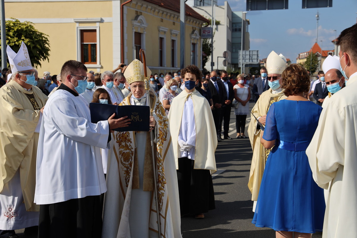 15. obletnica škofije Murska Sobota, 30. obletnica samostojnosti RS in 102. obletnica združitve Prekmurja z matično domovino<br>(Avtor: Milan Skledar)