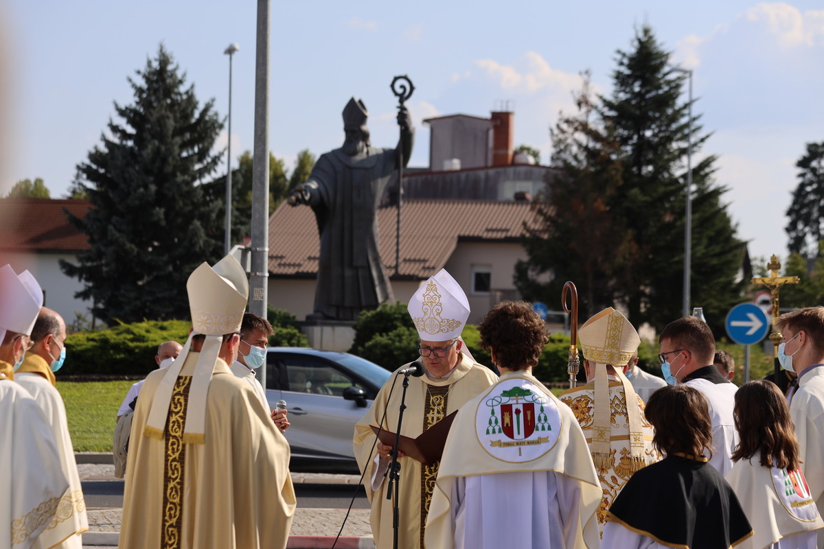 15. obletnica škofije Murska Sobota, 30. obletnica samostojnosti RS in 102. obletnica združitve Prekmurja z matično domovino<br>(Avtor: Milan Skledar)