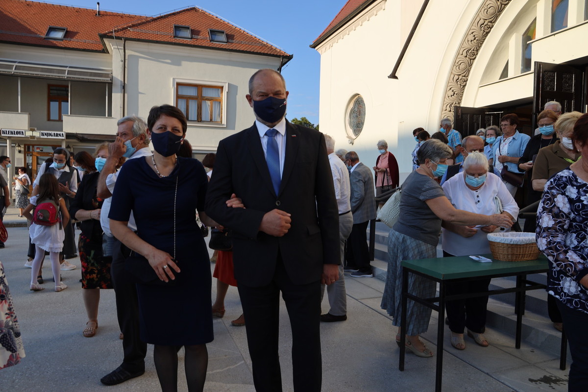 Alojz Kovšca, predsednik Državnega sveta RS s soprogo Stanko.15. obletnica škofije Murska Sobota, 30. obletnica samostojnosti RS in 102. obletnica združitve Prekmurja z matično domovino<br>(Avtor: Milan Skledar)