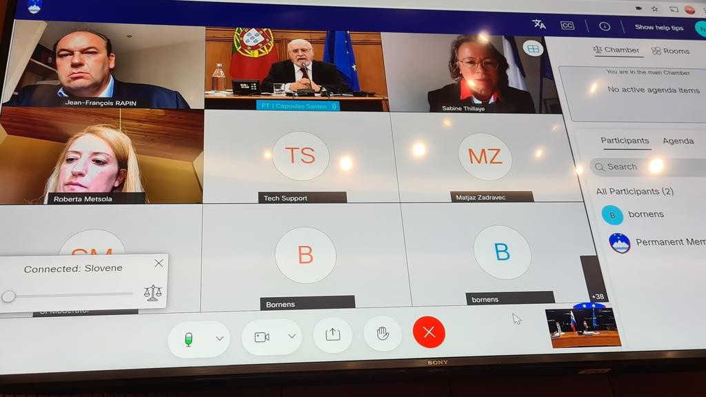 Videokonferenca predsedniške Trojke COSAC, predsednikov odborov za evropske zadeve portugalskega, slovenskega in francoskega parlamenta, z Evropskim parlamentom, ki sta jo vodila sopredsedujoča Konferenci COSAC, predsednik Odbora za EU zadeve Državnega zbora mag. Marko Pogačnik in predsednik Komisije za mednarodne odnose in evropske zadeve Državnega sveta Bojan Kekec.<br>(Avtor: Milan Skledar)