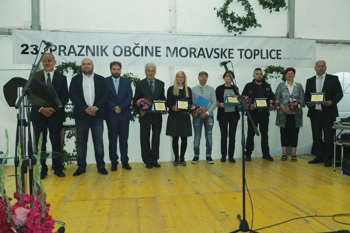 Prejemniki občinskih priznanj na slovesnosti ob 23. prazniku občine Moravske Toplice v Mlajtincih<br>(Avtor: Milan Skledar)