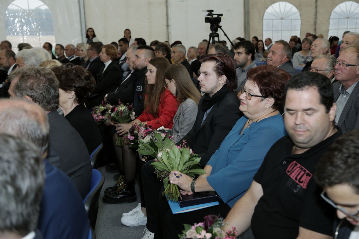 Udeleženci slovesnosti ob 23. prazniku občine Moravske Toplice v Mlajtincih<br>(Avtor: Milan Skledar)