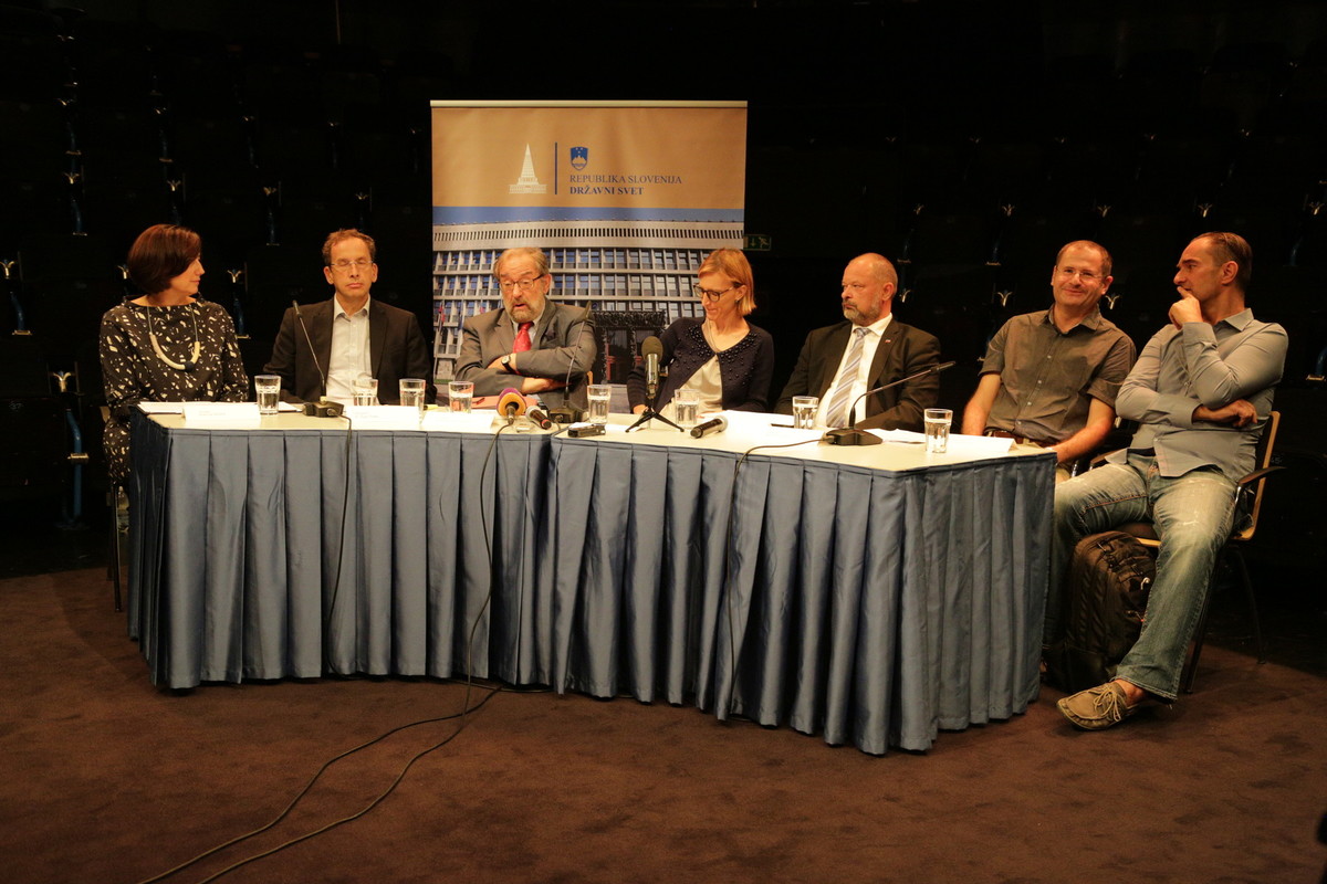 Prof. dr. Žiga Turk, Prof. dr. Boštjan M. Zupančič, Jasna Zakonjšek, Alojz Kovšca , Nenad Glücks in Leo Oblak<br>(Avtor: Milan Skledar)