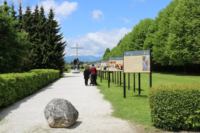 Razstava panojev ob 25. obletnici obiska papeža, sv. Janeza Pavla II. v Sloveniji<br>(Avtor: Romarski urad Brezje)