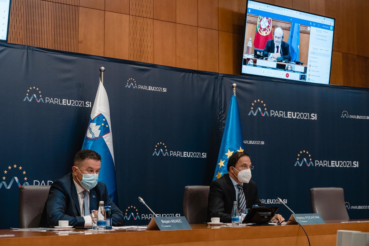 Videokonferenca predsedniške Trojke COSAC, predsednikov odborov za evropske zadeve portugalskega, slovenskega in francoskega parlamenta, z Evropskim parlamentom, ki sta jo vodila sopredsedujoča Konferenci COSAC, predsednik Odbora za EU zadeve Državnega zbora mag. Marko Pogačnik in predsednik Komisije za mednarodne odnose in evropske zadeve Državnega sveta Bojan Kekec.<br>(Avtor: Rok Torkar)