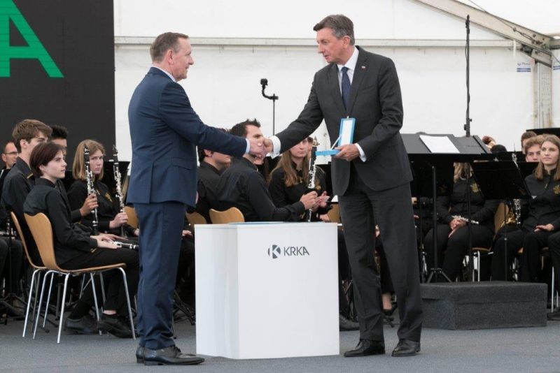 V imenu Sklada Krkinih nagrad je odlikovanje od predsednika RS Boruta Pahorja prevzel Jože Colarič, predsednik uprave in generalni direktor podjetja Krka ter predsednik Častnega odbora Sveta Sklada Krkinih nagrad.<br>(Avtor: Bor Slana/STA)