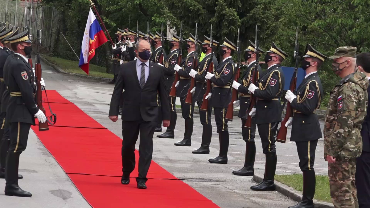 Prihod predsednika Državnega sveta RS Alojza Kovšce na slovesnost ob Dnevu Slovenske vojske na Igu<br>(Avtor: Milan Skledar)