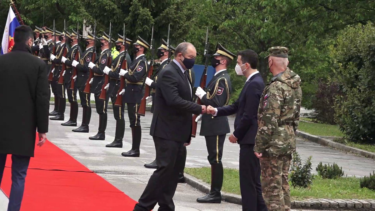 Prihod predsednika Državnega sveta RS Alojza Kovšce na slovesnost ob Dnevu Slovenske vojske na Igu, kjer se je pozdravil z ministrom za obrambo, mag. Matejem Toninom<br>(Avtor: Milan Skledar)
