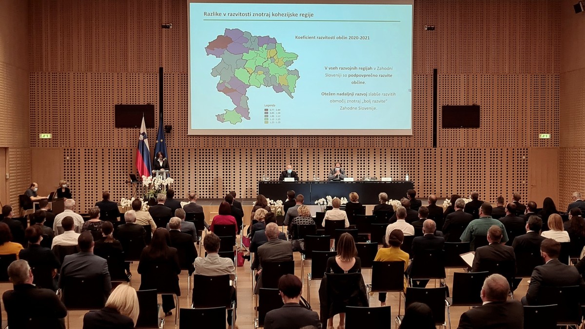 Posvet na Brdu pri Kranju:  Večletni finančni okvir 2021 - 2027 in razvoj kohezijske regije Zahodna Slovenija<br>(Avtor: Milan Skledar)