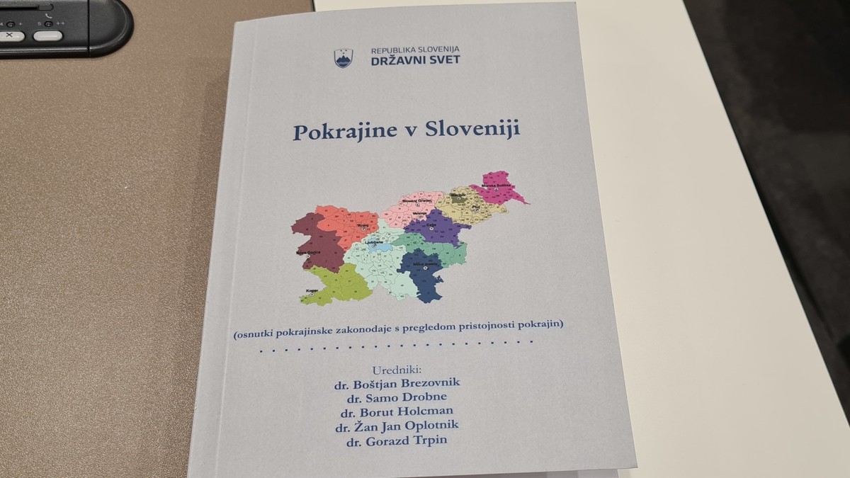 Zbornik na 450 straneh, kjer je zajet osnutek pokrajinske zakonodaje<br>(Avtor: Milan Skledar)