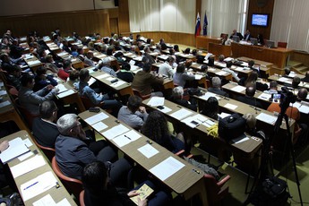 Polna dvorana Državnega sveta med razpravo o kategorizaciji občinskih cest, ki potekajo preko zasebnih zemljišč<br>(Avtor: Milan Skledar)