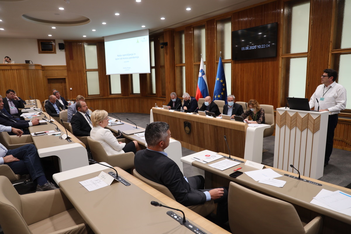 Posvet v Državnem svetu: Primorska po krizi COVID-19, sodelovanje pri oblikovanju in izvedbi ukrepov<br>(Avtor: Milan Skledar)