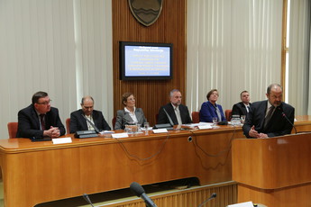 Minister za zdravje, Samo Fakin, direktor Splošne bolnišnice Izola, mag. Radivoj Nardin, nekdanja strokovna direktorica UKC Ljubljana, dr. Marija Pfeifer, nekdanji predsednik sveta UKC Ljubljana, mag. Tomaž Glažar, izvršna sekretarka Zveze svobodnih sindikatov Slovenije za varnost in zdravje pri delu, Lučka Böhm, namestnik predsednika Komisije, dr. Igor Lamberger in predsednik DZ, Alojz Kovšca za govorniškim pultom<br>(Avtor: Milan Skledar)