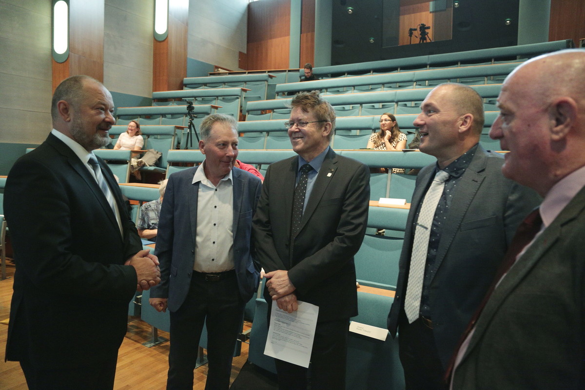 Alojz Kovšca, predsednik DS, Branko Tomažič in dr. Matjaž Gams, državna svetnika in dr. Jože Podgoršek, državni sekretar na Ministrstvu za kmetijstvo, gozdarstvo in prehrano <br>(Avtor: Milan Skledar)