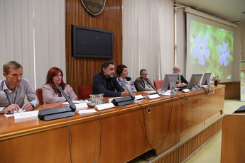 Dušan Prašnikar, Planinska zveza Slovenije, Stanislava Dešnik, direktorica Krajinskega parka Goričko, Boris Grabrijan, direktor Krajinski park Kolpa, Majda Odar, Triglavski narodni park in Jože Prah, Zavod za gozdove na mednarodnem posvetu: Povezani v izobraževanju za naravovarstvo<br>(Avtor: Milan Skledar)