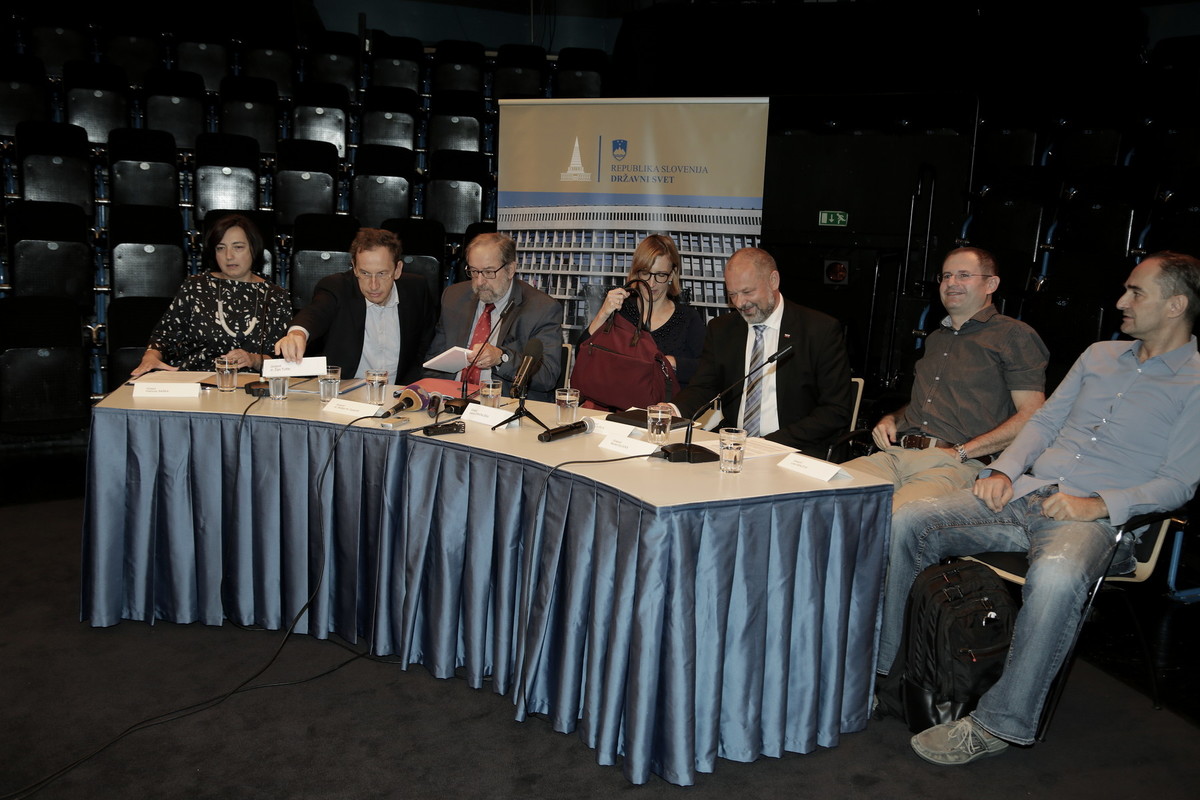 Patricija Šašek, Državni svet, prof. dr. Žiga Turk, informatik, politik, publicist, prof. dr. Boštjan M. Zupančič, pravnik, filozof in publicist, Jasna Zakonjšek, odvetnica, Alojz Kovšca, predsednik DS, Nenad Glück, novinar in Luka Dekleva, novinar<br>(Avtor: Milan Skledar)