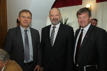 Peter Vrisk, predsednik ZZS, Alojz Kovšca, predsednik DS RS in Franc Bogovič, evropski poslanec ELS/SLS na posvetu: Pomen lesarstva in gozdarstva za razvoj Slovenije<br>(Avtor: Milan Skledar)