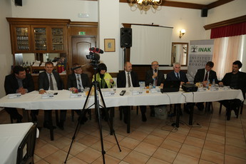 Rok sedminek, Peter Vrisk, Jože Prikeržnik, Eva Štravs Podlogar, Alojz Kovšca, prof. dr. Franc Pohleven, prof. dr. Ludvik Toplak, Franc Bogovič in Primož Jelševar na posvetu: Pomen lesarstva in gozdarstva za razvoj Slovenije<br>(Avtor: Milan Skledar)