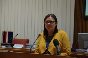 Dr. Andreja Valič Zver, direktorica SCNR na posvetu Temna stran meseca II<br>(Avtor: Milan Skledar)