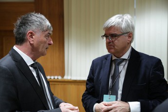 Rudi Medved, minister za javno upravo in mag. Samo Hribar Milič, izvršni direktor Gospodarske zbornice Slovenije na posvetu: Pomanjkanje kompetenc na trgu dela v RS, 2018 <br>(Avtor: Milan Skledar)