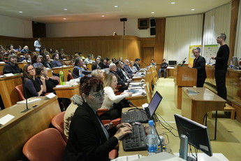 Posvet v Državnem svetu: Izzivi in priložnosti gluhih na trgu dela<br>(Avtor: Milan Skledar)