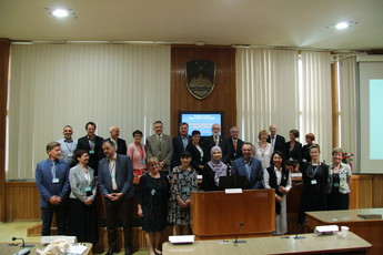 Skupinska slika častnih gostov in govorcev ob Svetovnem dnevu varne prehrane v Državnem svetu<br>(Avtor: Milan Skledar)