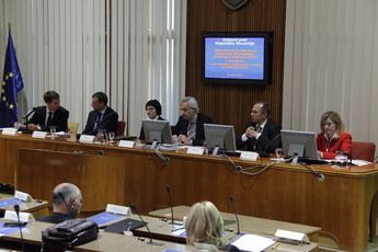 Predstavniki različnih ustanov na posvetu v DS, 14. 4. 2014<br>(Avtor: Milan Skledar)