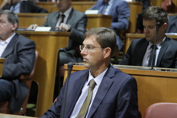 Dr. Miro Cerar, predsednik vlade RS na seji Državnega sveta, 12. 11. 2014<br>(Avtor: Milan Skledar)