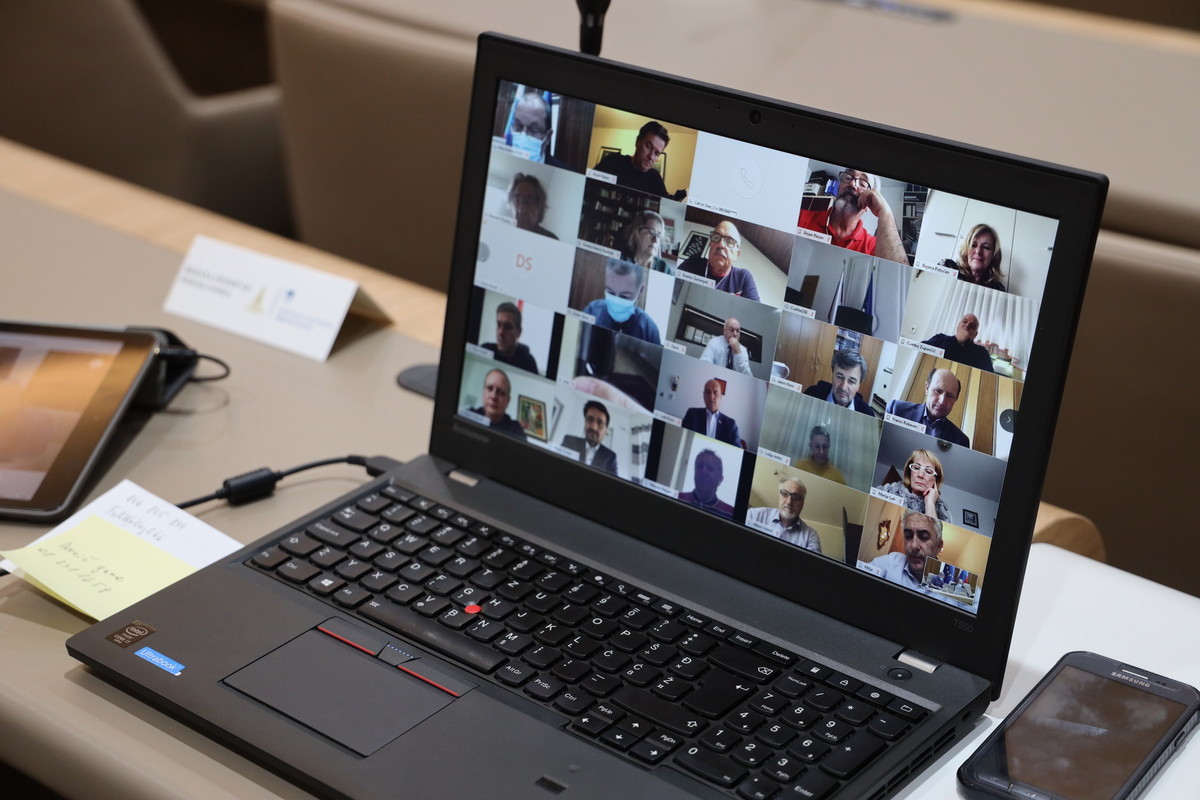 Državne svetnice in državni svetniki na videokonferenčni seji Državnega sveta <br>(Avtor: Milan Skledar)