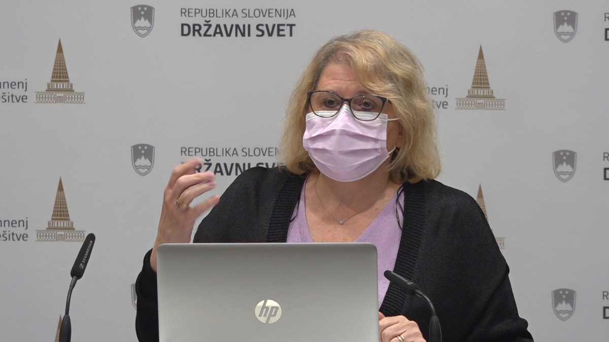 Prof. dr. Branka Kalenić Ramšak, državna svetnica. 40. seja komisije Državnega sveta za kulturo, znanost, šolstvo in šport o problematiki COVID-19<br>(Avtor: Milan Skledar)