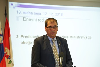Dušan Strnad, državni svetnik na 13. redni seji DS, VI. mandat<br>(Avtor: Milan Skledar)