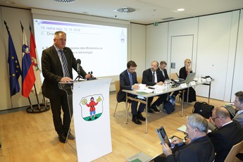Zdravko Počivalšek, minister za gospodarski razvoj in tehnologijo na 13. redni seji DS, VI. mandat <br>(Avtor: Milan Skledar)