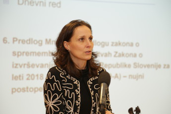 Saša Jazbec, državna sekretarka na Ministrstvu za finance na 13. redni seji DS, VI. mandat <br>(Avtor: Milan Skledar)