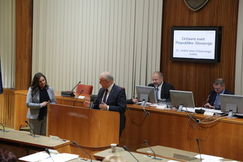 Breda Rožnik in Igor Antauer na Tilen Božič, državni sekretar na Ministrstvu za delo, družino, socialne zadeve in enake možnosti na 12. redni sej DS, VI. mandat<br>(Avtor: Milan Skledar)