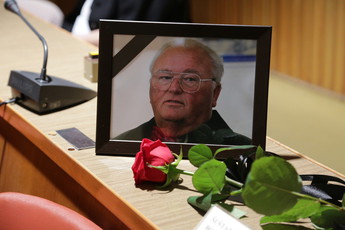 Žalna seja Državnega sveta za pokojnim državnim svetnikom Borisom Šuštaršičem<br>(Avtor: Milan Skledar)