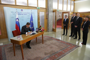 Borut Pahor, predsednik RS na žalni seji v Državnem svetu<br>(Avtor: Milan Skledar)