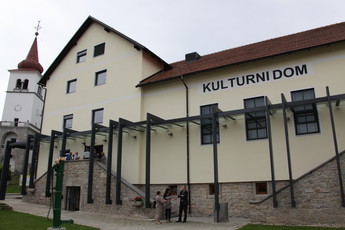 Kulturni dom v Mokronogu, kjer je potekala 20. seja Državnega sveta<br>(Avtor: Milan Skledar)
