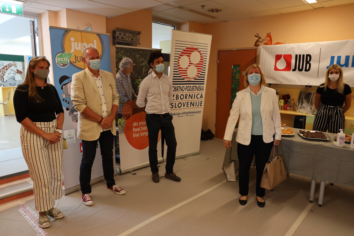 Akcija slikopleskarjev v ljubljanski Pediatrični kliniki<br>(Avtor: Milan Skledar)