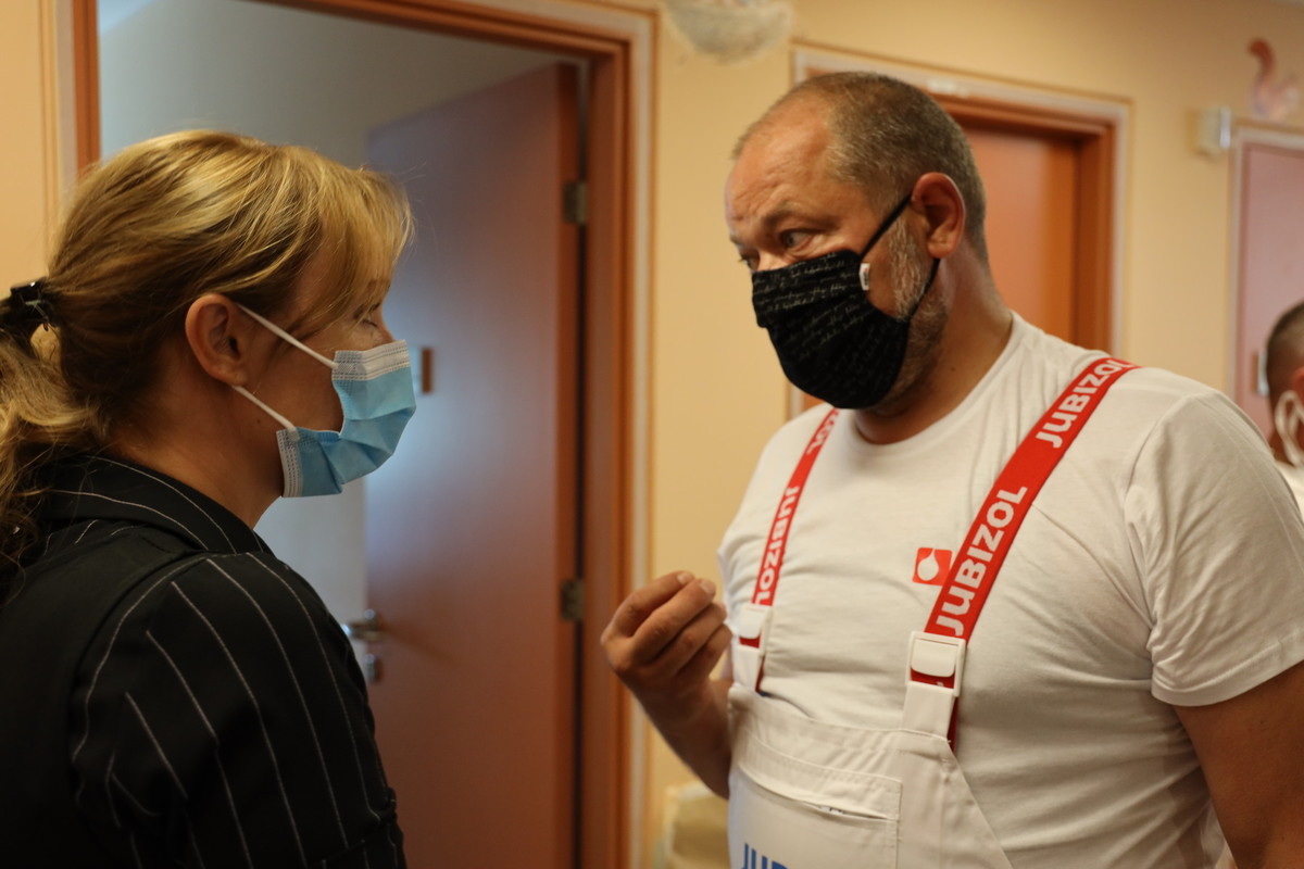 Alojz Kovšca, predsednik Državnega sveta na prostovoljski akciji slikopleskarjev v ljubljanski Pediatrični kliniki<br>(Avtor: Milan Skledar)