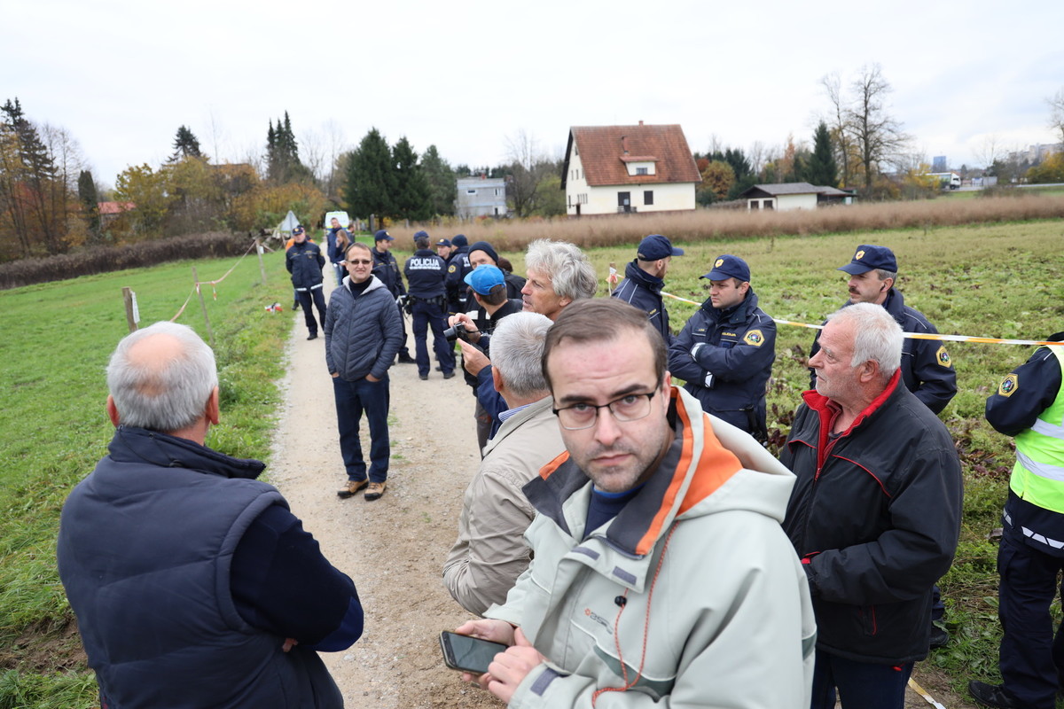 Kmetje in številni policisti<br>(Avtor: Milan Skledar)