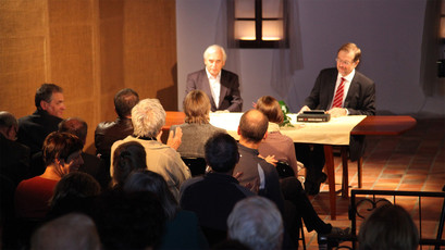 Obiskovalci 1. Evropskega večera Lojzeta Peterleta z dr. Andrejem Capudrom<br>(Avtor: Milan Skledar)