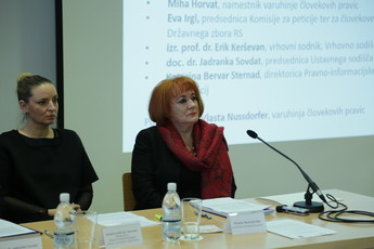 Katarina Bervar Sternad, direktorica Pravno-informacijskega centra nevladnih organizacij in Vlasta Nussdorfer, varuhinja človekovih pravicMiha Horvat, namestnik varuhinje človekovih pravic na okrogli mizi: Izzivi človekovih pravic in temeljnih svoboščin, 7. 12. 2017 na Pravni fakulteti v Ljubljani<br>(Avtor: Milan Skledar)